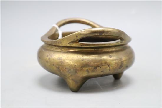 A Chinese heavy bronze censer, Xuande mark, height 7cm